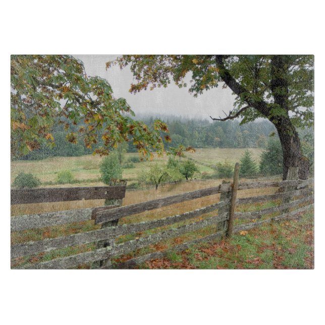 Planche À Découper Vieille clôture sur une ferme (Devant)