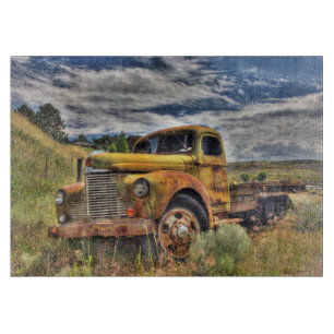 Planche À Découper Vieux camion abandonné dans un champ