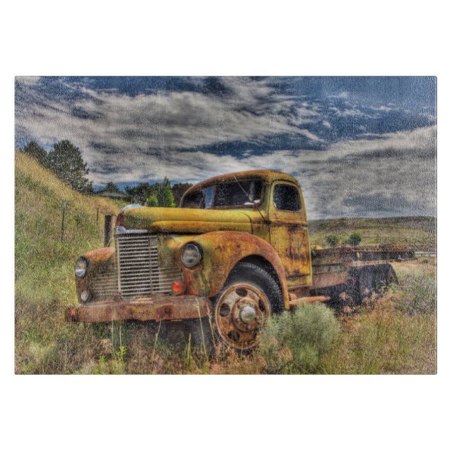 Planche À Découper Vieux camion abandonné dans un champ (Devant)
