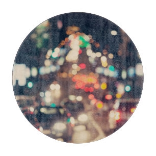 Planche À Découper Ville de nuit : Lumières floues rétro.