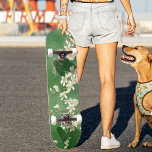 Planche à skateboard Vert ressort personnalisé Fle<br><div class="desc">Skateboard personnalisé vert printemps Fleurs blanches. ♥ Customisez-le avec votre nom à l'aide des champs modèle. ♥ Si vous souhaitez modifier le style de police, la couleur ou le placement du texte, cliquez simplement sur le bouton "Customiser plus loin". Vous pouvez également modifier la couleur de l'arrière - plan. ♥...</div>