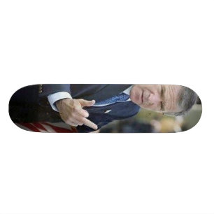 Planches à roulettes de doigt moyen de George Bus