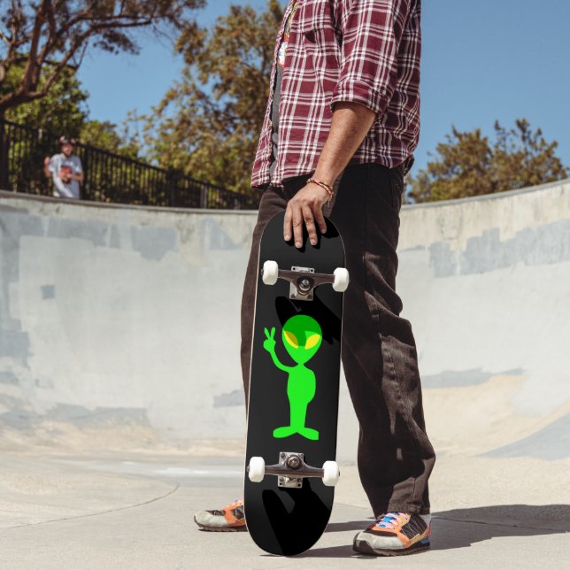 PLANÈTE ALIEN PETIT HOMME VERT SKATEBOARD (Extérieur 2)