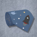 Planètes et roquettes, Cravate bleu de l'espace ex<br><div class="desc">Un cravate thématique de l'espace avec planètes,  étoiles,  pois et une fusée en dessin animé sur un arrière - plan bleu. Une belle idée cadeau pour un homme qui aime l'espace !</div>