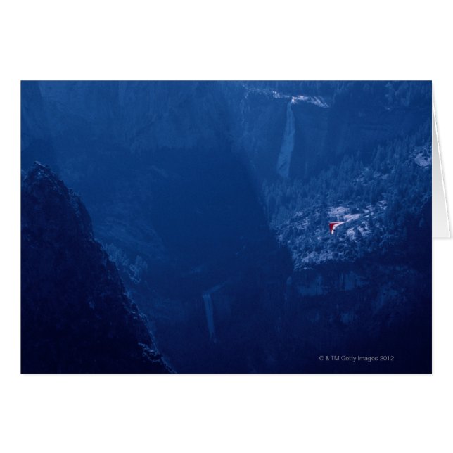 Planeur de coup au-dessus des montagnes (Devant horizontal)