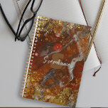 Planificateur Abstrait dynamique avec une touche d<br><div class="desc">Présentez notre planificateur personnalisable avec une couverture vibrante et attrayante! Le design abstrait présente un mélange étonnant de couleurs rouge, orange et or avec des accents blanc et noir, créant une apparence d'art marbré ou fluide. La couverture est encore rehaussée par une parties scintillant dorée éparpillée, ajoutant une touche d'éclat...</div>