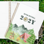 Planificateur de camping en aquarelle personnalisé<br><div class="desc">Planificateur de camping personnalisé - parfait pour un camping-car ou un randonneur pour planifier des voyages ou pour utiliser pour l'école de commerce à domicile, etc. Design aquarelle avec scène de camping en forêt de montagne incluant tente, feu de camp et accessoires de camping. Le modèle est configuré pour vous...</div>