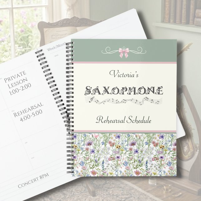 Planificateur de répétition de saxophone Fleur Sau (Custom Saxophone Rehearsal Planner with Botanical Wildflower Border in a Music Room)
