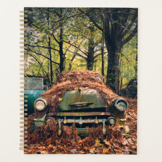 Planificateur de voiture vintage dans les feuilles