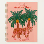 Planificateur d'illustration personnalisé de palme<br><div class="desc">Ce planificateur d'illustrations personnalisé Pink Tiger Palm avec une illustration de tigre rose et de gouache de palme de Happy People Prints est le planificateur idéal pour écrire dans tous vos plans impressionnants. Vous pouvez customiser le planificateur avec votre propre nom et texte, style de police et couleur. Cliquez sur...</div>