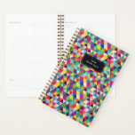 Planificateur fait sur commande d'année et de nom<br><div class="desc">Commencez votre année sur le pied lumineux avec ce motif coloré des triangles qui enjambent le spectre de l'arc-en-ciel. N'oubliez pas de personnaliser l'avant avec le texte d'année et de nom de votre choix !</div>
