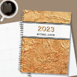 Planificateur Gold 2023 personnalisé<br><div class="desc">Cet élégant Planner est décoré avec une impression texturée en faux or. Customisez-le en changeant le nom et l'année.</div>