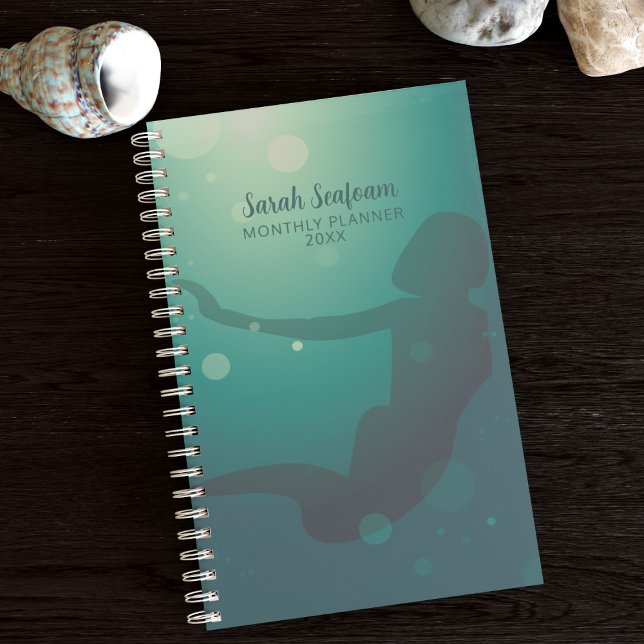 Planificateur mensuel Turquoise moderne de sirène (Just add your name to this cute mermaid planner. Perfect for swim meets!)