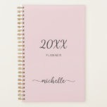 Planificateur minimaliste rose poudré à monogramme<br><div class="desc">Agenda personnalisé 2023 ou de n'importe quelle année, au design minimaliste, simple, féminin et élégant, avec monogramme, nom ou signature en écriture manuscrite rose pastel. Ce design présente votre prénom dans une jolie typographie à queue en forme de paraphe (ou calligraphie) sur un fond rose poussiéreux ou rose pastel clair....</div>