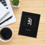 Planificateur Minimaliste Simple Élégant Noir et B<br><div class="desc">Simple et élégant, le planificateur minimaliste noir et blanc est parfait pour une utilisation quotidienne, les employés de bureau, les organisateurs d'événements ou pour tout professionnel ainsi que pour un usage personnel. Son design est élégant, minimal, simple, moderne et d'un look parfaitement professionnel. Il est livré avec une année et...</div>