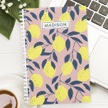Planificateur personnalisé citron et feuille<br><div class="desc">Ajoutez une touche de fantaisie à votre routine de planification grâce à ce planificateur personnalisé qui présente un délicieux motif citron et feuille dans des teintes roses et navales vibrantes. Le design ludique éveille la créativité tandis que l'option de nom personnalisable ajoute une touche personnelle. Ce planificateur est parfait pour...</div>
