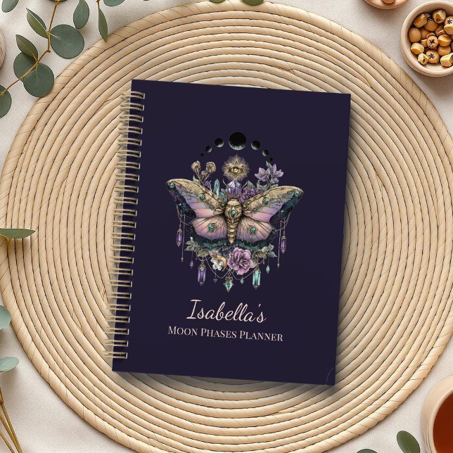 Planificateur Personnalisé de Papillon Céleste et  (Personalized Celestial Moth & Moon Phases Witchy Planner on a boho table with botanicals)