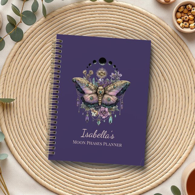 Planificateur Personnalisé de Papillon Céleste et  (Personalized Celestial Moth & Moon Phases Witchy Planner on a boho kitchen table with botanicals)