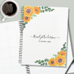 Planificateur personnalisé de tournesol Eucalyptus<br><div class="desc">Ce planificateur fleuri est décoré de tournesols aquarelle et de feuilles d'eucalyptus verts sur un arrière - plan blanc. Vous pouvez le personnaliser en ajoutant votre nom, votre monogramme et votre année. Parce que nous créons notre propre oeuvre, vous ne trouverez pas cette image exacte d'autres designers. Aquarelle originale ©...</div>