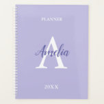 Planificateur personnalisé Monogramme Lavande Viol<br><div class="desc">Planificateur personnalisé avec monogramme Lavande Violet, un joli planificateur présentant des nuances tendance de lavande violette / violet parme pastel. Le texte sur la couverture avant est facile à personnaliser (initiale de monogramme, nom, année et titre) à l'aide de l'outil de personnalisation en ligne avant de commander. Une fois que...</div>