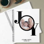 Planificateur photo personnalisé 2023<br><div class="desc">Ce planificateur 2023 moderne et élégant utilise le mot JOY dans une typographie noire en gras sur un arrière - plan blanc. Facilement personnalisable avec votre photo,  nom et année.</div>