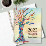 Planificateur Rustique personnalisé<br><div class="desc">Ce planificateur unique présente un arbre en mosaïque coloré sur un arrière - plan aquarelle. Facilement personnalisable avec votre nom et votre année. Utilisez l'outil de conception pour modifier la taille, le style ou la couleur du texte. Parce que nous créons notre oeuvre, vous ne trouverez pas cette image exacte...</div>