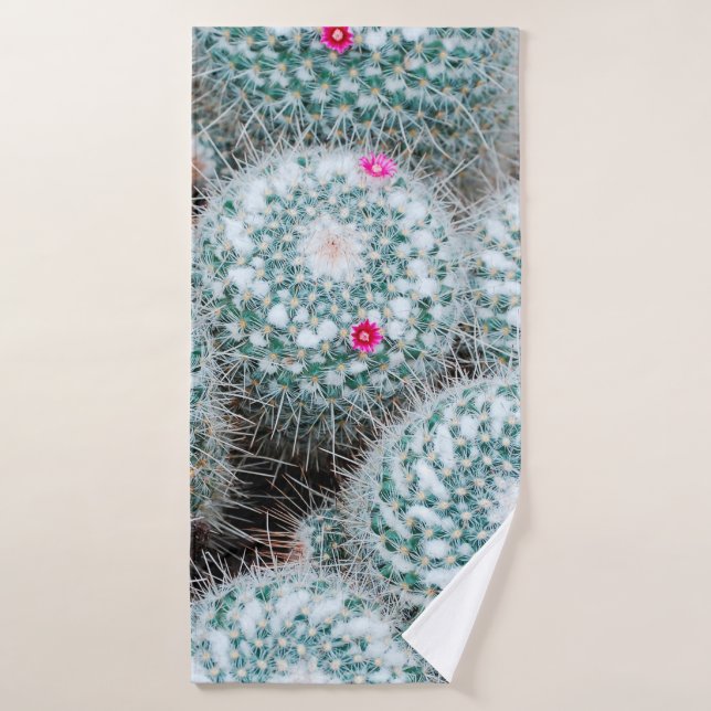 Plantes de cactus aux minuscules fleurs roses (Serviette de bain)