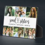Plaque Collage photo du script Best Friends<br><div class="desc">Une plaque photo des meilleurs amis avec une pièce pour 6 photos. Décoré avec les mots "soeurs de l'âme",  dans une police de caractères de script. Personnalisez-le avec des photos de vos amis et de leurs noms. Un cadeau parfait pour votre BFF. Conçu pour vous par Blackberry Boulevard.</div>