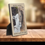 Plaque de bureau Lion et Lamb<br><div class="desc">Ma fille peint cette aquarelle représentant Jésus comme l'Agneau de Dieu (Jean 1:29) et le Lion de la tribu de Juda (Ap 5:5). L'original est accroché dans notre maison et nous rappelle notre Sauveur et Roi,  et nous espérons que cette plaque dirigera aussi votre coeur vers Jésus.</div>
