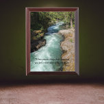 Plaque de poésie de la rivière sauvage Rumi<br><div class="desc">La plaque murale en bois présente une image photographique des eaux immaculées d'une rivière qui coule à travers une forêt ainsi que des vers de poésie inspirants de l'ancien poète Rumi. Sélectionnez la taille de la plaque murale.</div>