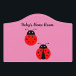 Plaque De Porte Symbole de la crête de Ladybugs<br><div class="desc">Une jolie photo de deux coccinelles sur un arrière - plan rose, est présentée sur ce panneau de porte en crête. Vous pouvez ajouter le nom du bébé au panneau de la porte. Signe ultra-durable, acrylique de qualité A, avec support adhésif. Ce design est également disponible sur un costume de...</div>