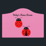Plaque De Porte Symbole de la crête de Ladybugs<br><div class="desc">Une jolie photo de deux coccinelles sur un arrière - plan rose, est présentée sur ce panneau de porte en crête. Vous pouvez ajouter le nom du bébé au panneau de la porte. Signe ultra-durable, acrylique de qualité A, avec support adhésif. Ce design est également disponible sur un costume de...</div>