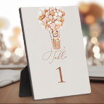 Plaque de table avec Easel<br><div class="desc">Nous Pouvons Obtenir Des Numéros De Table D'Attente ! Ce petit ours attend la grande fête du bébé, assis dans une montgolfière construite en ballons roses et crème. Des aquarelles fantaisistes et une typographie moderne complètent le design. Personnalisez cette invitation à Baby shower d'ours mignonne avec vos détails de baby...</div>