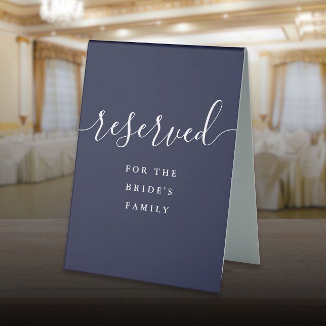 Plaque De Table Bleu Nuit Élégant Mariage Réservé Écriture (Navy Blue Elegant Script Wedding Reserved Table Tent Sign)
