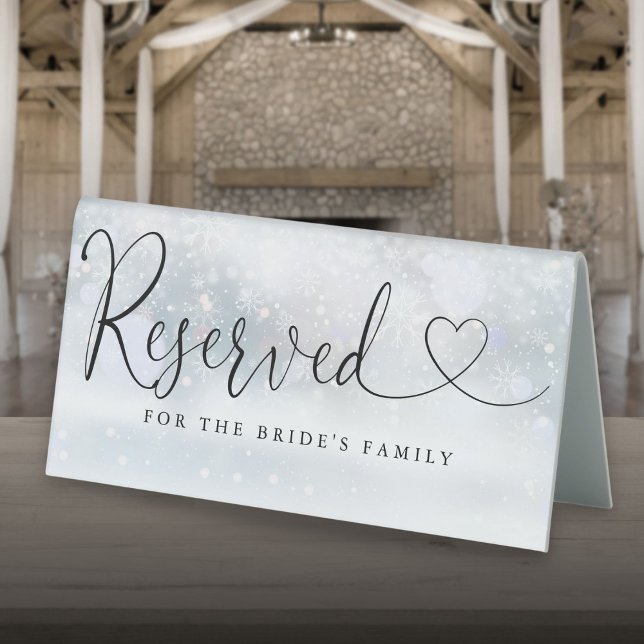 Plaque De Table Coeur de flocons de neige d'hiver Écriture Mariage (Winter Snowflakes Heart Script Wedding Reserved Table Tent Sign)