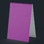 Plaque De Table Conception avec un fond violet saisissant et blanc<br><div class="desc">Imaginez que vous entrez dans un événement où chaque détail parle de sophistication,  de chaleur et de conception réfléchie. Lorsque les invités prennent leur siège,  leurs yeux sont attirés par un présentoir de table magnifiquement conçu - pas seulement un marqueur,  mais un conteur d'histoires.</div>