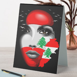Plaque De Table Drapeau et carte du Liban sur le visage de la fill