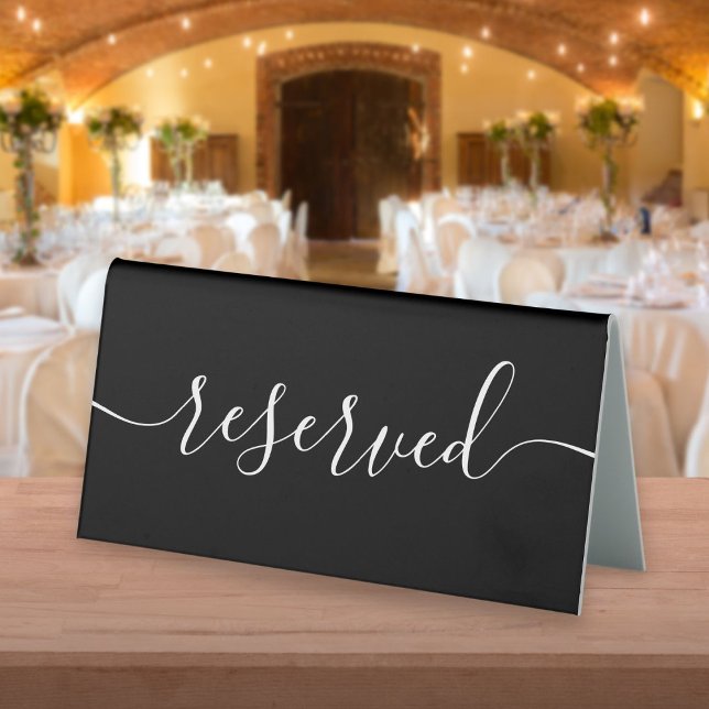 Plaque De Table Élégant Réservé Script Noir Et Blanc (Black And White Elegant Script Reserved Table Tent Sign)
