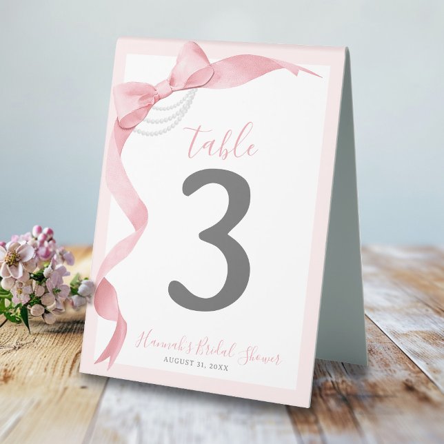 Plaque De Table Fête des mariées Coquette Pink Bow & Pearl Bienven (Cute coquette pink and white watercolor bows and pearls girly wedding bridal shower table number)