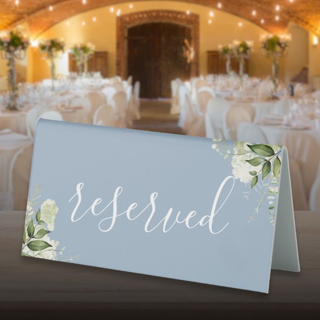 Plaque De Table Fleurs de verdure bleu poussiéreux Écriture élégan (Dusty Blue Floral Greenery Elegant Script Reserved Table Tent Sign)