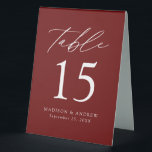 Plaque De Table Mariage de Bourgogne moderne Numéro de table<br><div class="desc">Des panneaux de tente à numéro de table minimaliste et tendance mariage avec des lettres modernes blanches et "Table" dans un script de calligraphie moderne. Le design est composé d'un arrière - plan bordeaux ou d'une couleur de votre choix. Le dessin se répète à l'arrière. Pour commander les panneaux de...</div>