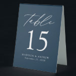 Plaque De Table Mariage de la Marine moderne Numéro de tableau<br><div class="desc">Des panneaux de tente à numéro de table minimaliste et tendance mariage avec des lettres modernes blanches et "Table" dans un script de calligraphie moderne. Le design comprend un arrière - plan de marine ou une couleur de votre choix. Le dessin se répète à l'arrière. Pour commander les panneaux de...</div>