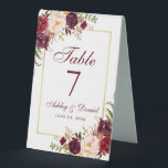 Plaque De Table Mariage d'or de la Bourgogne florale<br><div class="desc">La carte de Mariage de cadre d'or Floral Burgundy Marsala présente des roses bordeaux,  des roses roses roses et de la verdure.</div>