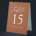 Plaque De Table Mariage en terre cuite moderne Numéro de table<br><div class="desc">Des panneaux de tente à numéro de table minimaliste et tendance mariage avec des lettres modernes blanches et "Table" dans un script de calligraphie moderne. Le design se compose d'un arrière - plan en terre cuite ou d'une couleur de votre choix. Le dessin se répète à l'arrière. Pour commander les...</div>