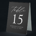 Plaque De Table Numéro de table de Mariage moderne noir et blanc<br><div class="desc">Des panneaux de tente à numéro de table minimaliste et tendance mariage avec des lettres modernes blanches et "Table" dans un script de calligraphie moderne. Le design est composé d'un arrière - plan noir ou d'une couleur de votre choix. Le dessin se répète à l'arrière. Pour commander les panneaux de...</div>