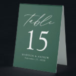 Plaque De Table Numéro de table de Mariage vert moderne<br><div class="desc">Des panneaux de tente à numéro de table minimaliste et tendance mariage avec des lettres modernes blanches et "Table" dans un script de calligraphie moderne. Le design est composé d'un arrière - plan vert ou d'une couleur de votre choix. Le dessin se répète à l'arrière. Pour commander les panneaux de...</div>