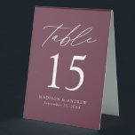 Plaque De Table Numéro de table du Mariage de vin moderne<br><div class="desc">Des panneaux de tente à numéro de table minimaliste et tendance mariage avec des lettres modernes blanches et "Table" dans un script de calligraphie moderne. Le design se compose d'un arrière - plan de vin ou d'une couleur de votre choix. Le dessin se répète à l'arrière. Pour commander les panneaux...</div>