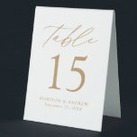 Plaque De Table Numéro de table du Mariage d'or moderne<br><div class="desc">Des panneaux de tentes à numéro de table minimaliste et tendance mariage avec lettrage doré moderne avec "Table" en script de calligraphie moderne. Le design est composé d'un arrière - plan blanc ou d'une couleur de votre choix. Le dessin se répète à l'arrière. Pour commander les panneaux de tente du...</div>