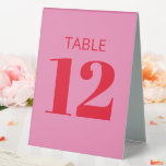 Plaque De Table Réception moderne en rose vif et rouge<br><div class="desc">Typographie en gras rose vif et rouge moderne de la réception Numéro de la table Panneau de la tente</div>
