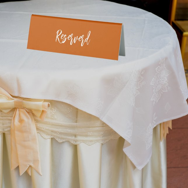 Plaque De Table Réservé brûlé orangé script en terre cuite élégant (Créateur téléchargé)
